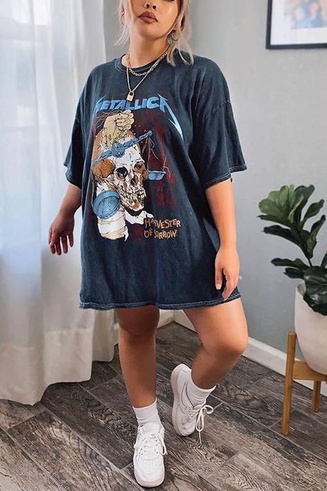 962e56a8a0b0420d87272a682bfd1e53desc51796772ri Oversized Tee Outfit, Big Tshirt, Festival Looks, Tee Outfit, Tshirt Outfits, Pragmatic Play, Skull Print, Looks Vintage, Outfits Casuales