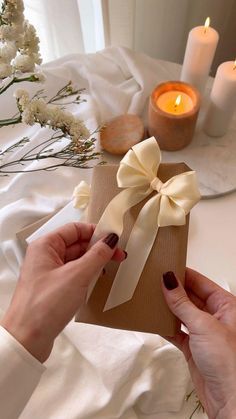 Julkransar Diy, Pretty Gift Wrapping Ideas, Bridal Gift Wrapping Ideas, Gift Wrapping Techniques, Creative Gift Wraps, Ribbon Crafts Diy, Gift Wrapping Inspiration, Seni Dan Kraf, Gifts Wrapping Diy