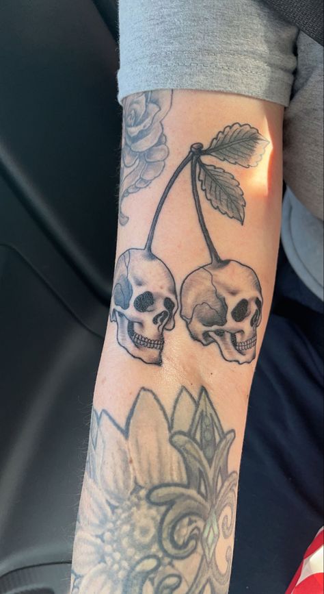 Front Of Knee Tattoo, Skull Around Knee Tattoo, Alt Shoulder Tattoo, Spooky Shoulder Tattoo, Scary Back Tattoos, Dark Arm Tattoos For Women, Cute Dark Tattoos, Knee Women’s Tattoo, Aesthetic Skull Tattoo