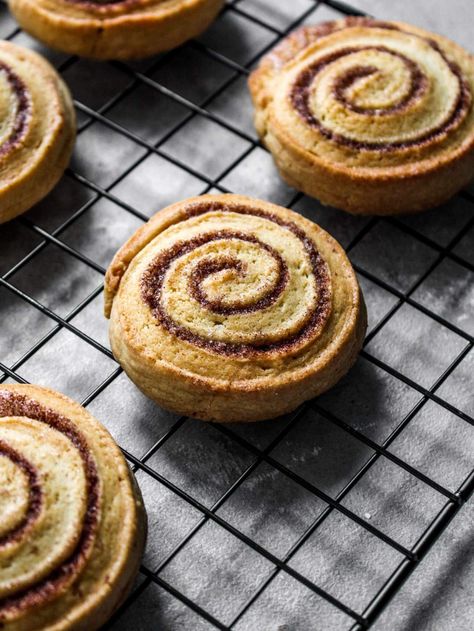 Cinnamon roll cookies on wire rack Cinnamon Swirl Cookies Recipe, Cookie Dough Recipes Easy, Easy Cookie Dough Recipes, Cinnamon Roll Recipe Easy, Cinnamon Roll Cookies Recipe, Cinnamon Rolls Cookies, Christmas Cinnamon Rolls, Simple Cookie Dough Recipe, Cookie Recipes Christmas