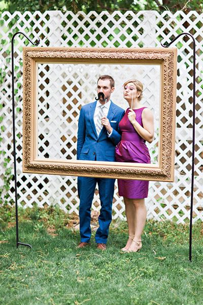 25 fresh ideas for your wedding photo booth Cadre Photo Booth, Dollar Tree Wedding Decorations, Rustic Photo Booth, Outdoor Photo Booths, Easy Wedding Diy, Diy Fotokabine, Diy Wedding Photo Booth, Dollar Tree Wedding, Wedding Photo Booth Props