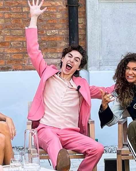 Timothee Chalamet Pink, Fashion Dream Job, Callum Turner, Timmy T, Pink Suit, Austin Butler, Florence Pugh, Andrew Garfield, Ryan Reynolds