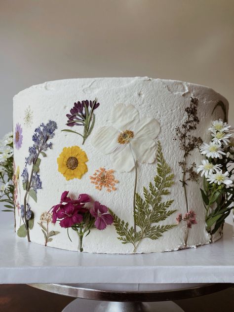 Crumb Coat Cake With Flowers, Wild Flower Wedding Cake, Wild Flower Cake, Wildflower Party Theme, Sophia Cake, Cousin Wedding, Wildflower Cake, Edible Flowers Cake, Wedding Shower Cakes