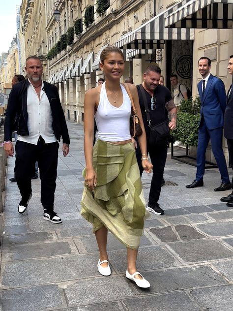 Zendaya In Paris, Artsy Street Style, Checked Skirt Outfit, Zendaya Street Style, Mode Zendaya, Green Maxi Skirt, Zendaya Outfits, Zapatos Mary Jane, Zendaya Style