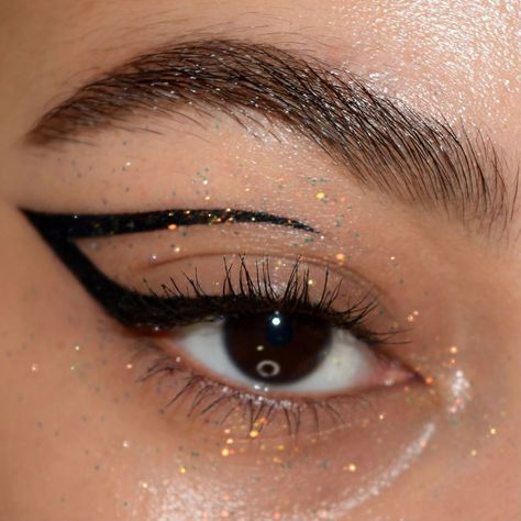 Silvester Make Up, Cute Eyeshadow Looks, Makeup Tutorial Eyeliner, Eyeliner Styles, Smink Inspiration, Eye Makeup Designs, Makijaż Smokey Eye, Makeup Eye Looks, Eyeliner Looks