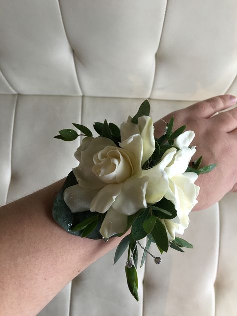 Pomp&Bloom white gardenia corsage Gardenia Wrist Corsage, Prom Corsages 2023, Magnolia Corsage, Mob Corsage, Gardenia Boutonniere, Gardenia Corsage, Boutonnière Ideas, Prom Flowers Corsage, Event Centerpieces