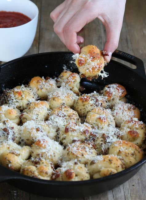 In my house, everyone knows the rules about what I’m cooking and baking: Rule #1. Don’t ask! The kitchen is not just the kitchen. It’s my office, you know? And my laboratory. If I have to try to put words to … Gluten Free Garlic Knots, Gluten Free On A Shoestring, Gluten Free Appetizers, Garlic Knots, Gluten Free Living, Gluten Free Eating, Gluten Free Dinner, Gluten Free Snacks, Foods With Gluten