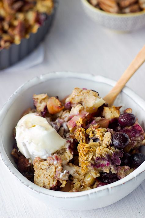 Blueberry Apple Pie Baked Oatmeal - Sprinkle of Green Blueberry Apple Pie, Porridge Ideas, Apple Pie Baked Oatmeal, Yummy Bowls, Oatmeal Healthy, Quaker Oatmeal, Vegetarian Ideas, Fancy Breakfast, Gf Breakfast