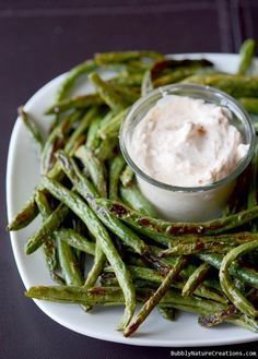 Roasted Green Bean Fries with Creamy Dipping Sauce!  These fries are amazing and even taste better than potato french fries!!!  Roasting is the key to great veggies. Potato French Fries, Green Bean Fries, Creamy Dipping Sauce, Thm Meals, Tailgate Recipes, Fried Green Beans, Bon Apetit, Roasted Green Beans, God Mad