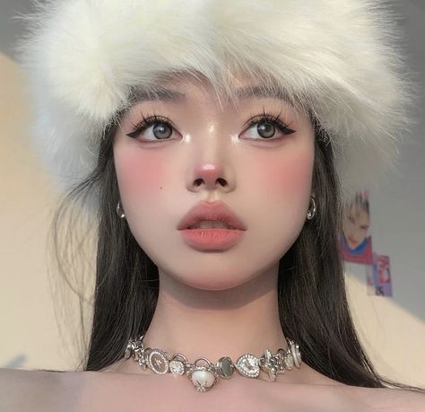 Im Cold Makeup Look Korean, Cold Make Up Look Tiktok, Cold Girl Makeup Asian, Snow Makeup Looks Simple, Asian Christmas Makeup, Cold Face Makeup, Korean Cold Makeup, Easy Winter Makeup Looks, Snow Bunny Makeup Look