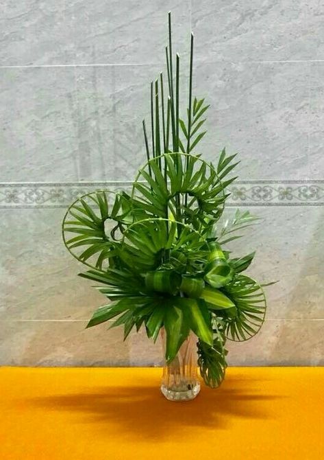 Easy Flower Arrangements Diy, Leaf Arrangements, Foliage Arrangements, Contemporary Flower Arrangements, Floral Art Arrangements, Tropical Floral Arrangements, Tropical Flower Arrangements, Easter Flower Arrangements, Small Flower Arrangements