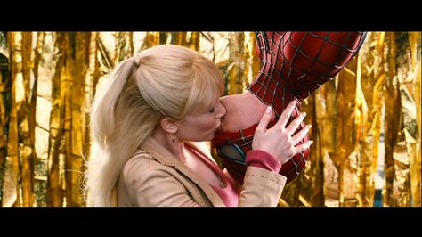 Gwen Stacy Spiderman 3, Spiderman Upside Down, Gwen Spiderman, Spiderman Tattoo, Kiss Costume, Spider Man 3, Spiderman Suits, Tobey Maguire, Dallas Howard