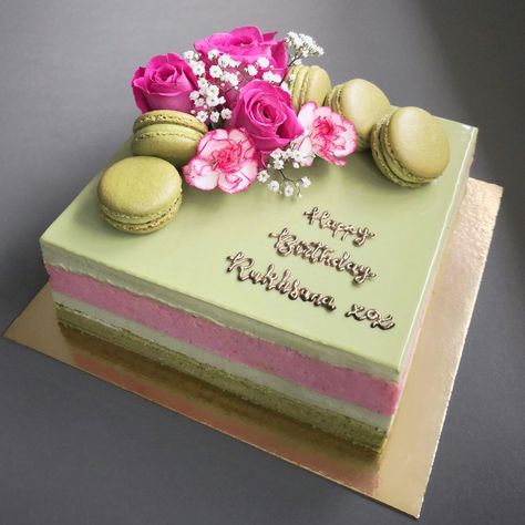 Fresh Flower Cake Decoration, 34 Birthday Cake, Cake With Macarons And Flowers, Square Cake Design Birthdays, Square Cake Designs, 34 Birthday, Square Birthday Cake, Matcha Macarons, 24th Birthday Cake