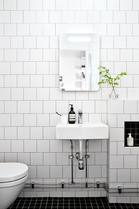 11 tips for a (minimal) clutter free bathroom White Tile Bathroom Walls, White Subway Tile Bathroom, Subway Tiles Bathroom, White Bathroom Tiles, White Subway Tiles, Bad Inspiration, Interior Minimalista, Bathroom Tile Designs, White Subway Tile