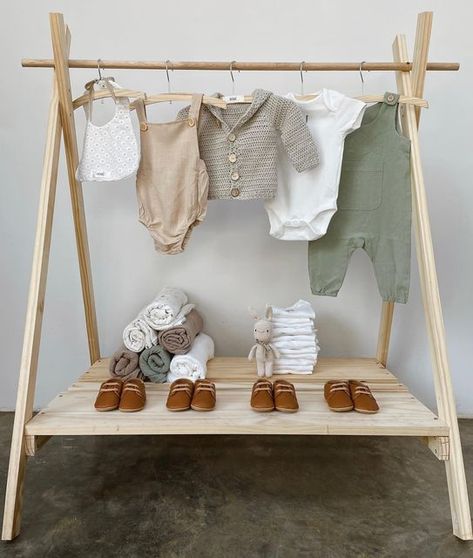 Unwrapped Baby Shower Gifts Display, Baby Shower Clothes Line, Shower Clothes, Baby Shower Clothes, Bebe Shower, Clothing Rack Display, Clothing Displays, Baby Box, Safari Baby