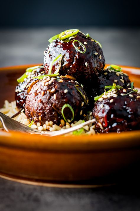 Spicy Sticky Teriyaki Meatballs Pesto Mozzarella Chicken, Italian American Food, Teriyaki Meatballs, Dinner Healthy, Easy Soup Recipes, Healthy Easy, Sweet And Savory, Meatball Recipes, Slow Cooker Chicken