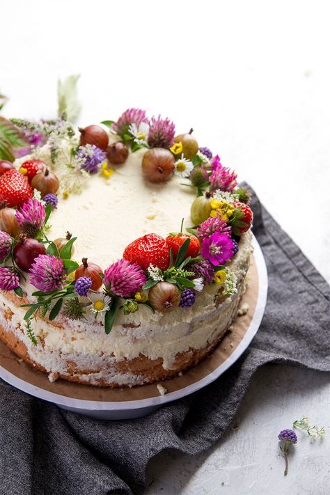 Cake with edible flowers Cheesecake Decoration, Chocolate Mousse Cake Recipe, Edible Flowers Cake, Christmas Cheesecake, Norwegian Food, Spring Cake, Mousse Cake, Chocolate Cheesecake, Pumpkin Cheesecake