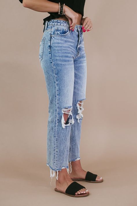 Click to explore and upgrade your summer wardrobe! 💖 #SummerOutfits #FashionInspo #TrendyLooks Womens Casual Summer Outfit, Womens Late Summer Outfits, Three Quarter Jeans Outfits, Womens Jean Outfits, Straight Jeans With Heels, Shoes For Boyfriend Jeans, End Of Summer Fall Outfits, Outfits For 30s, High Rise Jeans Outfit Curvy