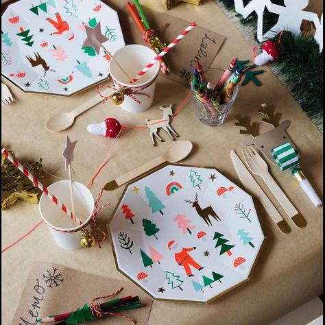 Meri Meri official on Instagram: “Christmas party table for the little ones @karavankids” Meri Meri Christmas, Meri Christmas, Christmas Hosting, Christmas Party Table, Kid Christmas, Kids Christmas Party, Hosting Christmas, Christmas Decor Inspiration, Giant Balloons