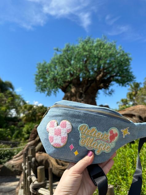 Disney Fanny Pack, Diy Fanny Pack, Pink Castle, Disneyland Outfits, Disney Ideas, Women Waist, Pink Letter, Bag Ideas, Glass Slipper