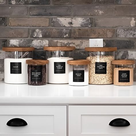 Crafted with both functionality and aesthetics in mind, each of the 180 preprinted labels features a clean, legible font and a minimalist design that seamlessly integrates into any kitchen décor. The neutral color palette ensures these labels complement your containers without overpowering them, creating a cohesive and harmonious look. Pantry Organization Black, Bg House, Black Pantry, Minimalist Pantry, Container Labels, Organize Pantry, Black Modern Farmhouse, Canister Labels, Pantry Food