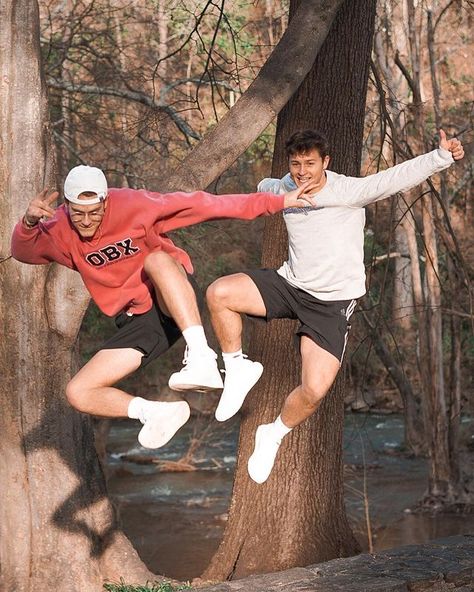 Guy Best Friend Photoshoot, Guy Friends Photoshoot, Friendship Reference Poses, Guy Friend Poses, Male Friendship Aesthetic, Bromance Guys Friendship, Male Friends Aesthetic, Male Female Friendship Aesthetic, Bromance Guys