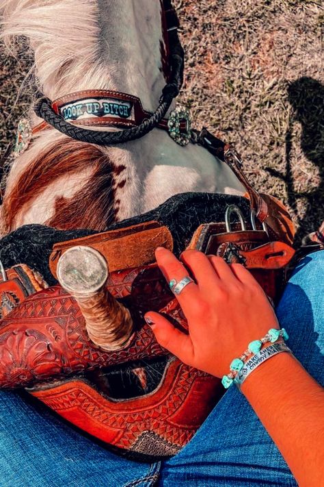 Punchy Wallpaper, Summer Widgets, Cowboy Photography, Foto Cowgirl, Yee Yee, Cowgirl Pictures, Country Girl Life, Rodeo Girls, Horse Pics