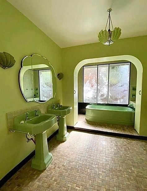 Vintage Green Bathroom, Bathroom Vintage Style, Art Deco Bathrooms, Art Deco Bathroom, Deco Bathroom, Retro Bathrooms, Art Deco Art, Vintage Bathrooms, Art Deco Home