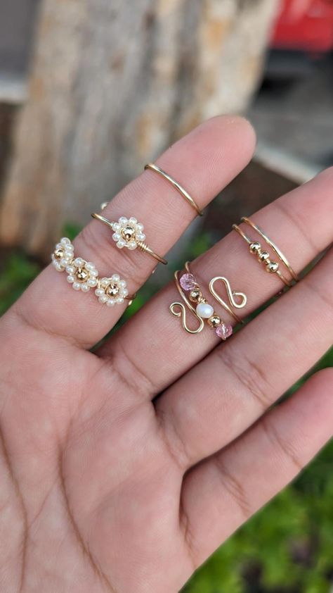 Diy Wire Jewelry Rings, Girly Bracelets, Jewelry Making Rings, Braided Bracelet Diy, Copper Accessories, Beaded Jewelry Earrings, Wire Wrapped Stone Jewelry, Fleurs Diy, Beads Craft Jewelry