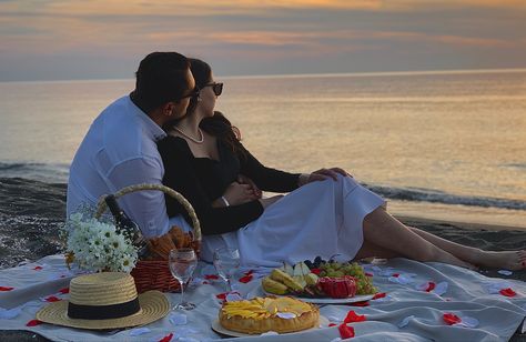 Birthday Picnic Ideas For Couples, Beach Picnic Couple Photo Ideas, Couple Beach Picnic, Summer Bucket List For Couples, Bucket List Ideas Summer, Bucket List For Families, Picnic Shoot, Picnic Engagement Photos, Summer Bucket List For Teens