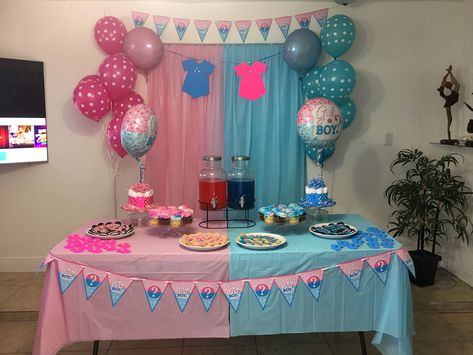 Simple Gender Reveal Ideas Decorations, Baby Shower Decoration Ideas, Baby Reveal Cakes, Gender Reveal Box, Simple Gender Reveal, Indian Baby Showers, Baby Gender Reveal Party Decorations, Boy Or Girl Baby, Pregnancy Gender Reveal