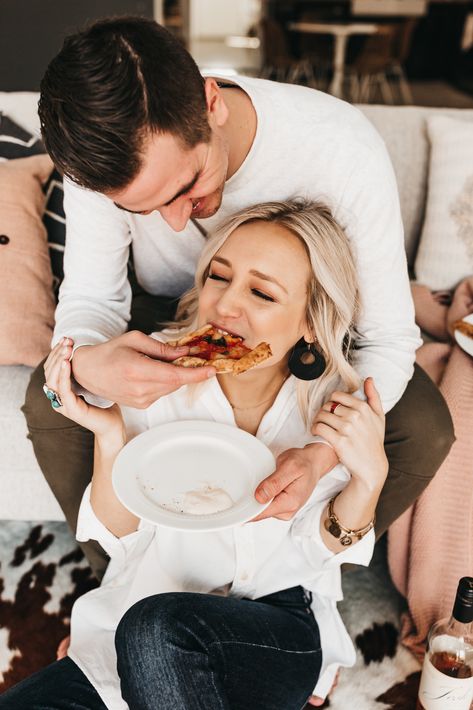 Is it even legal to be this adorable while eating pizza?!?!?! Eat my heart out #couplesphotoshoot #pizzaphoto #pizzaphotoshoot Couple Eating Aesthetic, Couple Eating Together Aesthetic, Pizza Couples, Prewed Studio, Couple Eating, Picnic Photography, Pizza Photo, Online Friendship, Chibi Couple