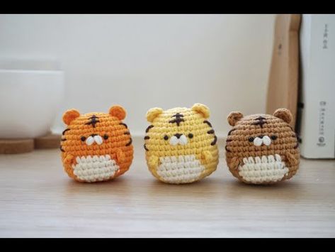 Crochet doll/ colorful tiger brother/【2P】快来做新年糖罐子！可可爱爱的小虎收纳盒&玩偶钩针编织·呼呼大王原创 - YouTube Tiger Keychain, Cute Keychains, Crochet Doll Tutorial, Wool Animals, Crochet Keychain Pattern, Pola Amigurumi, Backpack Keychains, Kawaii Crochet, Crochet Amigurumi Free