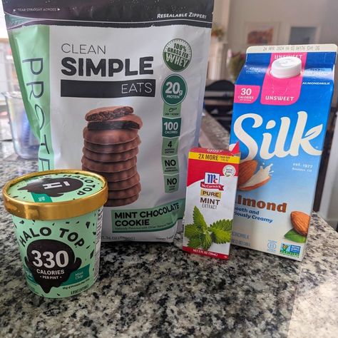 If you love mint cookies, you'll love this Mint Chocolate Protein Shake. It's low in calories, high in protein and full of flavor. Chocolate Mint Protein Shake, Clean Simple Eats Protein Ice Cream, Clean Simple Eats Protein Shake, Mint Protein Shake, High Protein Milkshake, Oreo Protein Shake, Veggie Keto, Chocolate Protein Shake, Protein Drink Recipes