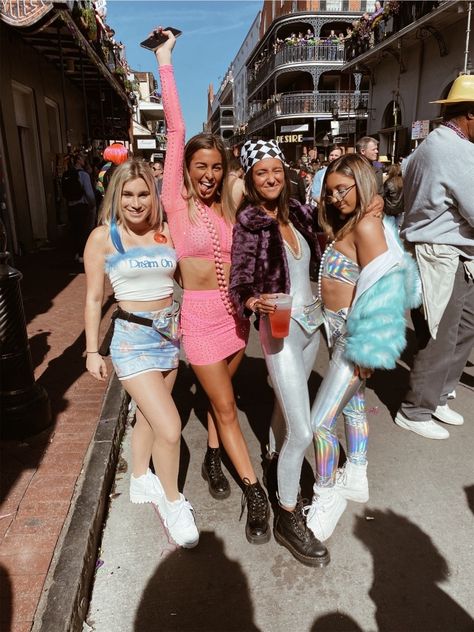 Mardi Gras Outfits New Orleans, Mardi Gras Frat Party Outfit, Mardi Gras Outfit Inspiration, Tulane Mardi Gras Outfits, Mardi Gras Outfits For Women Party, Bourbon Street Outfit, Outfits New Orleans, Mardi Gras Aesthetic, Mardi Gras Party Outfit