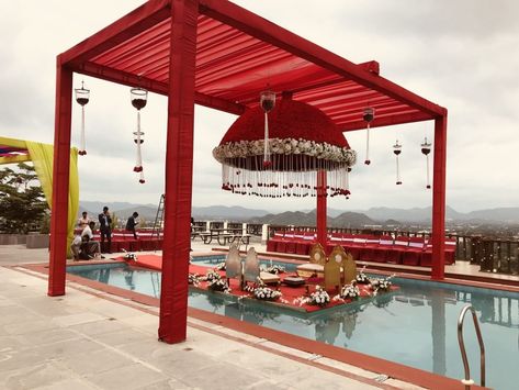 Decor To Themes: Best Poolside Party Ideas For Summer Weddings - ShaadiWish Pool Mandap Decor, Pool Side Mandap Decor, Hanging Mandap, Marriage Lawn Design, April Decor, Pool Wedding Decorations, Neet Aspirant, Vidhi Mandap, Mandap Ideas