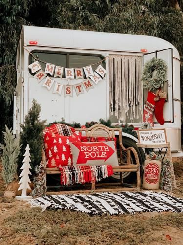 Christmas Porch Mini Session, Photo Prop Christmas, Horse Trailer Photoshoot Christmas, Winter Mini Shoot Ideas, Horse Trailer Photo Prop, Horse Trailer Christmas Photoshoot, Horse Trailer Christmas Photos, Holiday Mini Session Ideas Outdoor, Barn Christmas Photoshoot