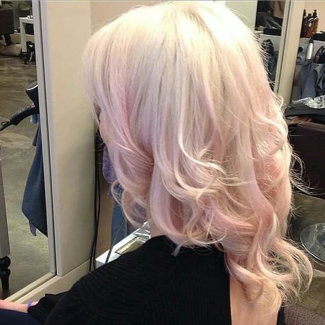 Pink Hair Highlights, Blonde Hair With Pink Highlights, Pink Blonde Hair, Cute Hair Colors, Light Blonde Hair, Dyed Hair Inspiration, Hair Dye Colors, Dye My Hair, Hair Inspiration Color