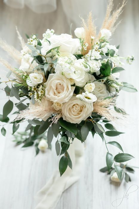 Boho White Wedding Bouquet, White And Cream Rose Bouquet, White And Beige Flower Bouquet, Simple Neutral Wedding Bouquet, Bouquet For Ivory Wedding Dress, Tan And White Flower Bouquet, Eculyptus Wedding Bouquet, White Rustic Bouquet, Sage And Champagne Wedding Flowers