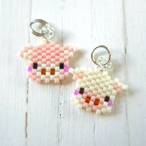 Pig brick-stitch charms Pig Earrings, Miyuki Beads Pattern, Seed Bead Projects, Pig Crafts, Pony Bead Patterns, Jewerly Beads, Bead Embroidery Patterns, Beaded Crafts, The Brick