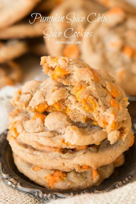 Pumpkin spice chips loaded into a soft and chewy spice cookie ohsweetbasil.com Halloween party Streusel Cookies, Pumpkin Spice Cookie Recipe, Pumpkin Butterscotch, Cookie Halloween, Baking Mix Recipes, Pumpkin Chip, Soft Pumpkin Cookies, Dessert Christmas, Oh Sweet Basil