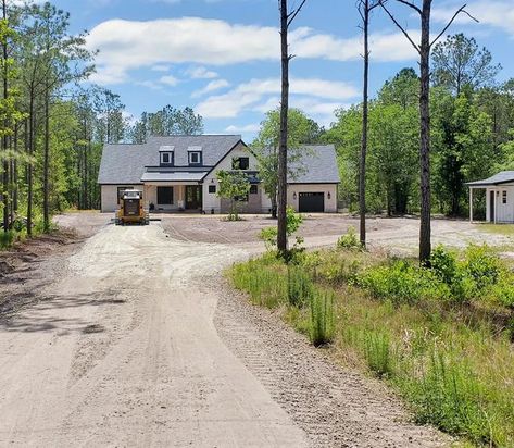 Roundabout Driveway Design, Country Circle Driveway, Driveway Shape Ideas, Farmhouse Driveway Ideas, Rural Driveway Ideas, Driveway Ideas Farmhouse, Turn Around Driveway Ideas, U Shape Driveway, Modern Farmhouse Driveway