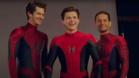 Spider-Man: No Way Home united three different Spider-Men and the convoluted timeline, so here's how to watch all the Spider-Man movies in order. Spiderman Trio, Mcu Behind The Scenes, Peter Parker Miles Morales, Spider Man Verse, Moving Poster, 3 Spiderman, Mcu Spiderman, Tom Zendaya, Matthew Vaughn