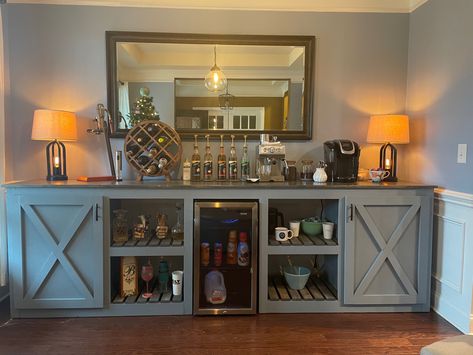 Side Board Bar Ideas, Serving Bar In Dining Room, Dining Room Serving Buffet, Buffet Bar Ideas Dining Rooms, Sideboard Bar Ideas, Bar Area In Living Room, Bar In Living Room Ideas, Buffet Bar Ideas, Drink Buffet