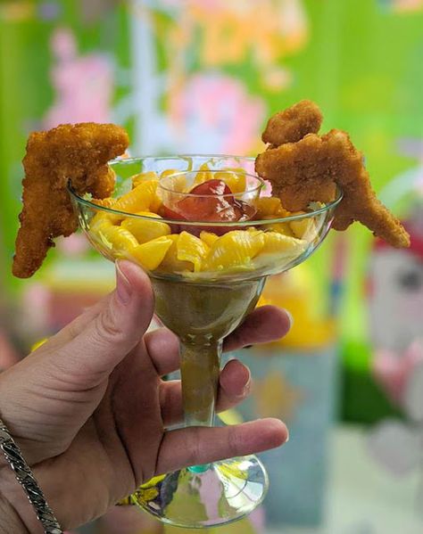 Mac N' Cheese in a classy margarita glass with Dino chicken nuggets as a garnish.  EPBOT: This 1980s Themed "My Little Pony" Party Is Going To Make You Smile SO HARD Mac And Cheese In Martini Glasses, School Sleepover, Dino Chicken Nuggets, Vintage Party Decorations, My Little Pony Party, Pony Party, Birthday Idea, Birthday Surprise Party, Surprise Party