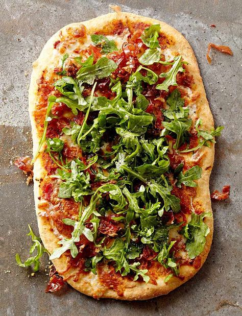 Pesto-Prosciutto Flatbread Cheap Healthy Dinners, Inexpensive Dinners, Mediterranean Diet Plan, Diner Recept, Cheap Healthy, Dinner On A Budget, Cheap Healthy Meals, The Mediterranean Diet, Strict Diet