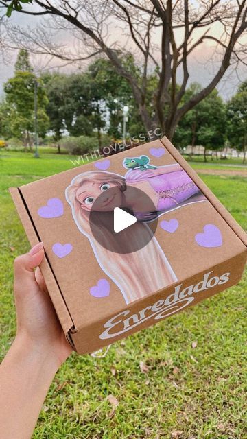 719K views · 80K likes | Accesorios con significado❤️ on Instagram: "Box inspirada en Rapunzel 💜✨ Te incluye: ✨Un collar giratorio. ✨Un anillo de corona ajustable. ✨Un llavero. ✨Cajita decorada. #rapunzel #rapunzelbox #disney #enredados #rapunzelyflynn #accesorios #bisuteria" Rapunzel Gift Ideas, Rapunzel Y Flynn, 18th Birthday Gifts, On October 3rd, 18th Birthday, Quince, Rapunzel, Tangled, Gift Baskets