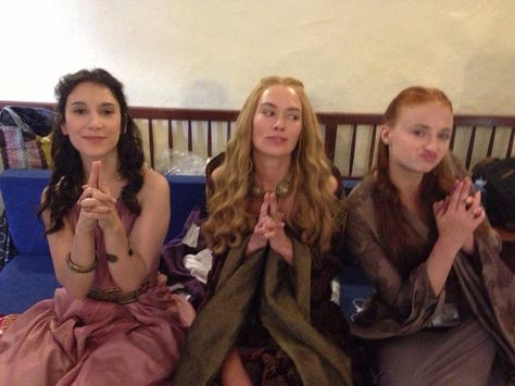 Sophie Turner with Lena Heady and Sibel Kekilli behind the scenes of Game of Thrones season Game Of Thrones 3, Game Of Thrones Cast, Game Of Thrones Funny, Got Memes, Gra O Tron, Games Of Thrones, Sansa Stark, Scene Photo, A Song Of Ice And Fire