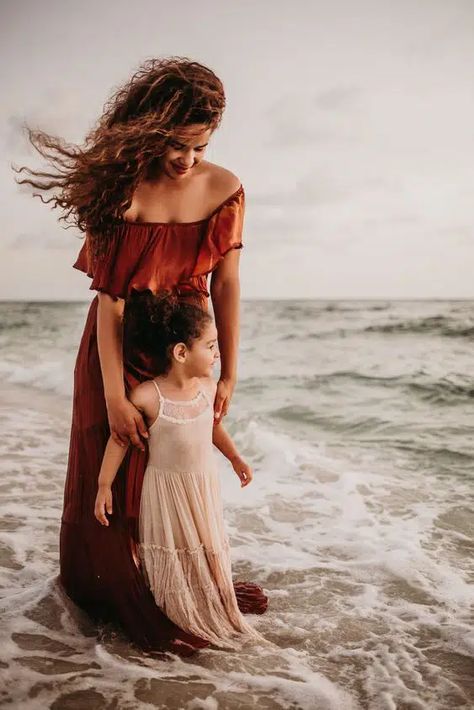 20 Best Beach Family Photoshoot Outfits to Try this Year Mommy And Me Beach Photo Shoot, Photoshoot Clothing Ideas, Photoshoot Clothing, Beach Photoshoot Family, Ivy Photography, Mother Daughter Pictures, Mother Daughter Photoshoot, Mommy And Me Photo Shoot, Mother Daughter Photos