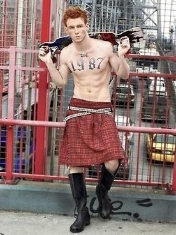 Community Post: 40 Shirtless Guys In Kilts Tatto Boys, Ginger Models, Scottish Man, Redhead Men, Ginger Boy, Ginger Men, Men In Kilts, Estilo Punk, Shirtless Men